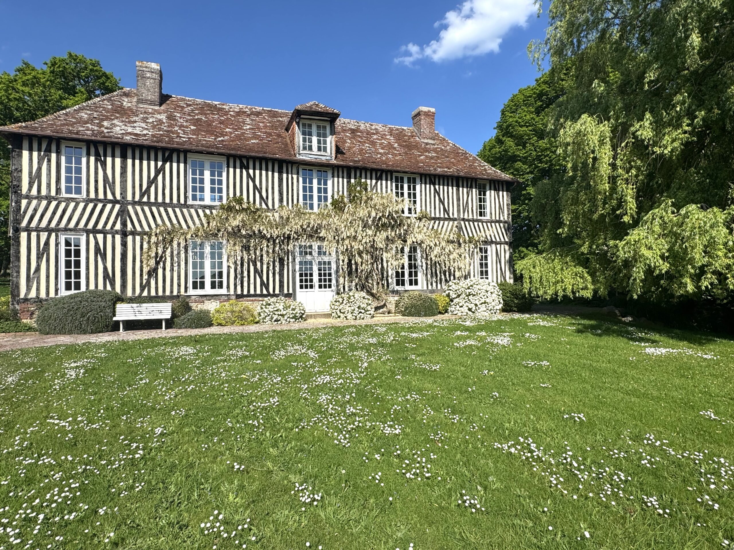 Découvrez notre château d'exception, le manoir familial de Quesnot avec ma Normandie est servie. Réservez le pour vos événements, mariages, séminaires